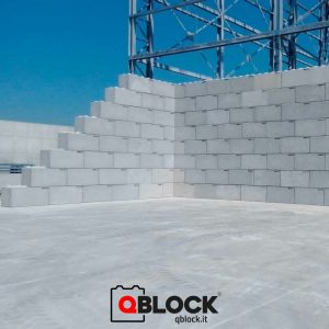 Il sistema QBLOCK® permette, grazie alla forma e al peso, un incastro perfetto dei blocchi tipo Lego, conferendo un'elevatissima resistenza al taglio e diventando una vera e propria struttura megalitica.